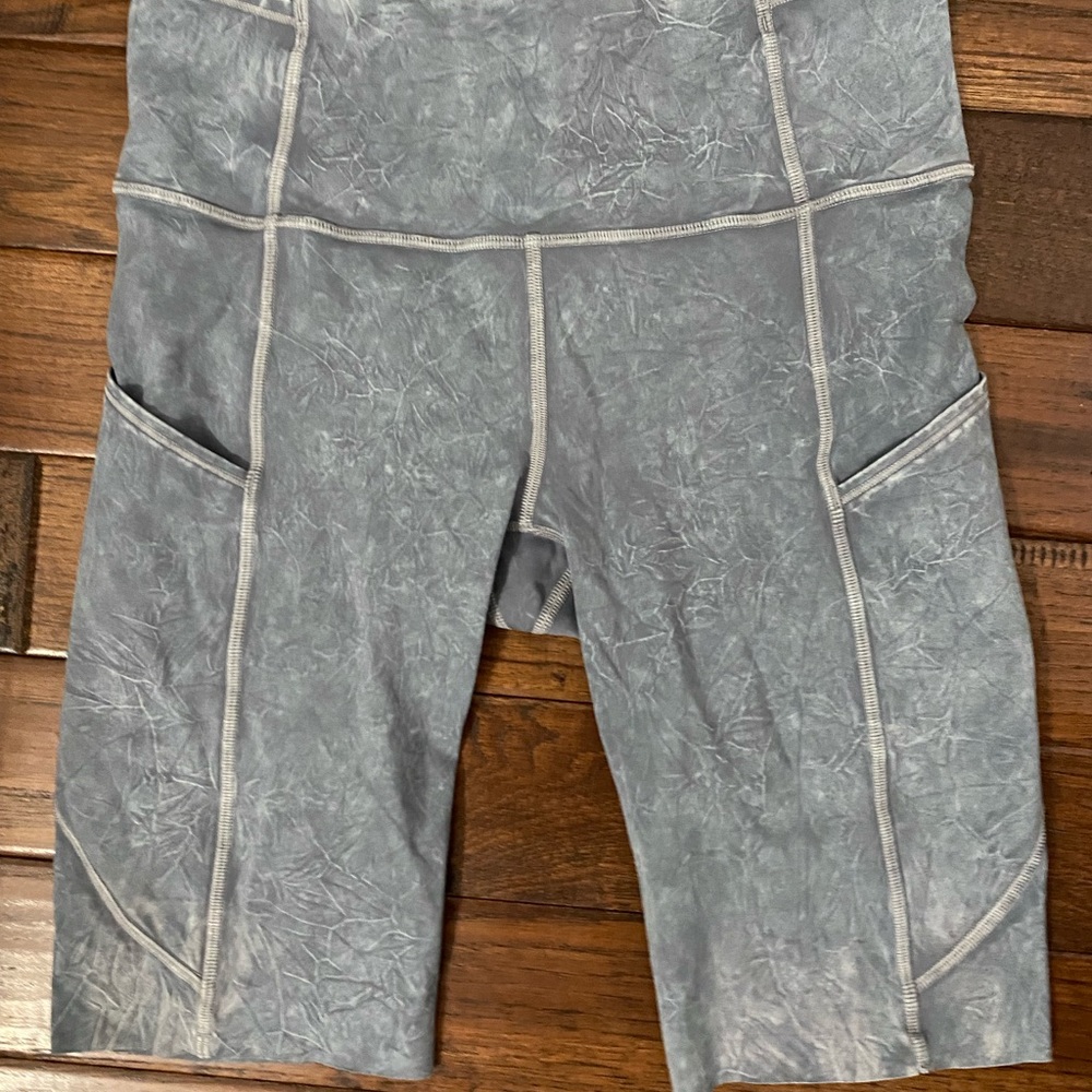 Lululemon size 6 rare print FLAWLESS